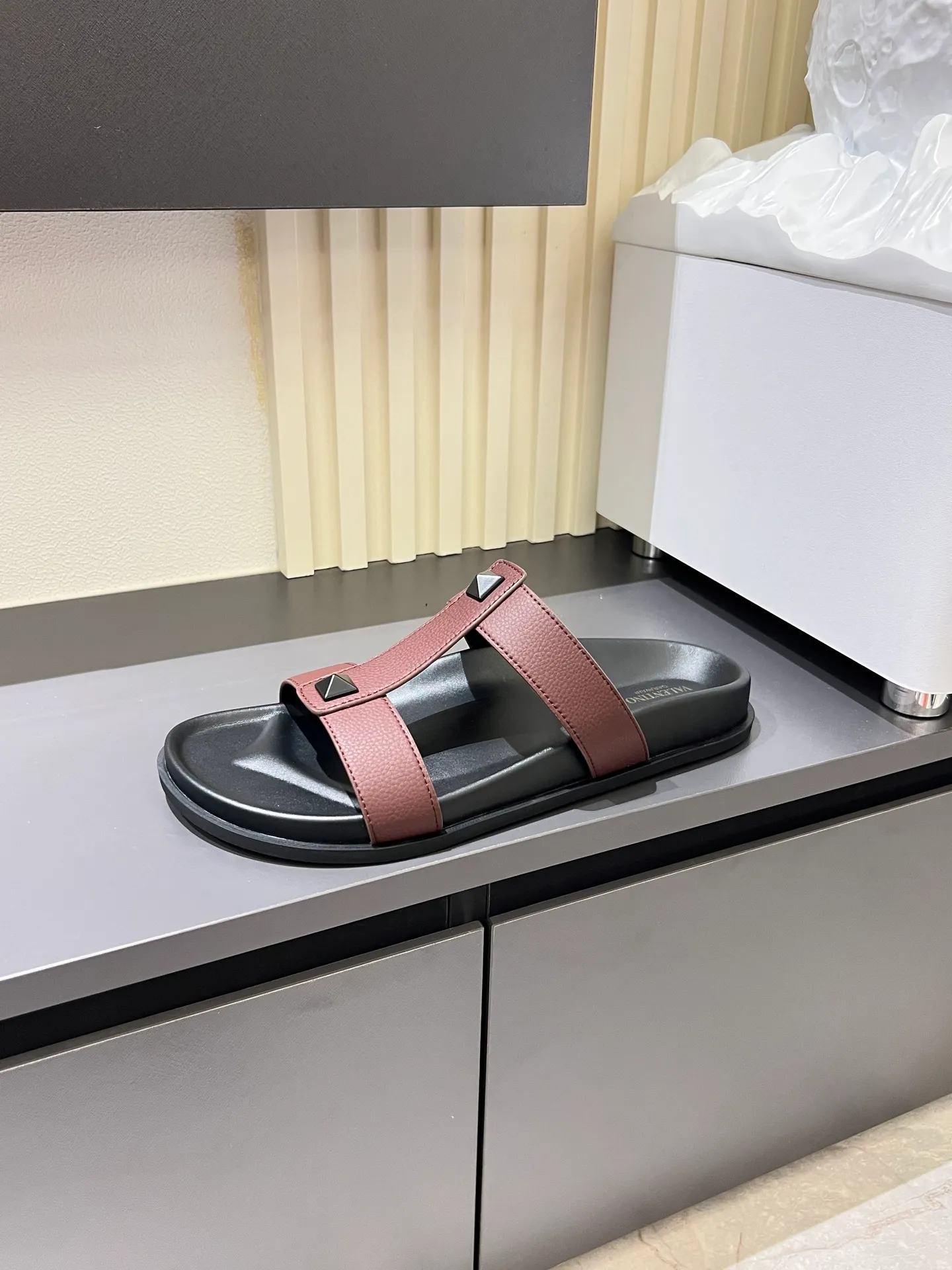 Men's shoes 💰p300 VALENTINO Men's 🧍‍♂️ Spring and summer new style metal logo flat slippers, elegant sandals, the same style worn by celebrities, original molding, imported calfskin. Rubber outsole. Soft and durable, full set of counter packaging size: 39-44 (.45.46 customized)